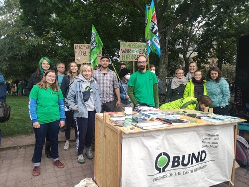 Gruppenfoto vom BUND Dresden und dem BUND Sachsen bei hinter einem BUND-Stand beim Klimastreik vor der Bundestagswahl 2021.